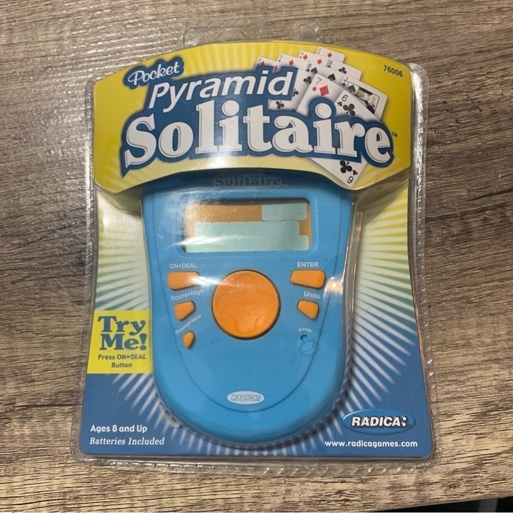 Radica Pocket Pyramid Solitaire Handheld Electronic Game 2005